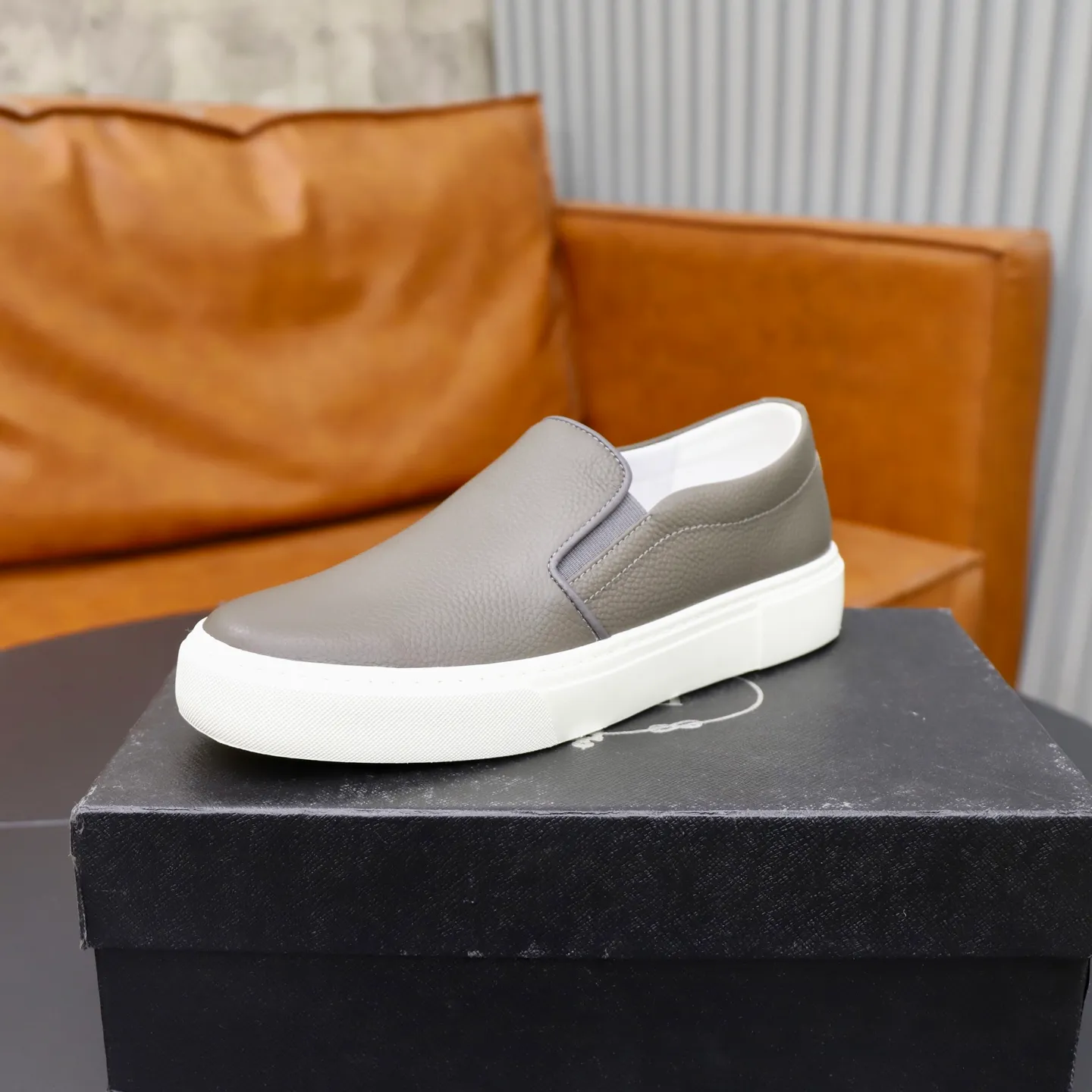 Ex-factory price: 420💰🙅‍♂️🙅‍♂️🙅‍♂️ Brand: PRADA Standard code: 38–44 (45 can be customized) Grade: Same as the official website Material: Original cowhide fabric Comfortable pigskin lining Lightweight wear-resistant outsole Style category: Men's fashionable casual shoes and boots Running sports shoes Distinguished luxury brand elements Top luxury Color: actual picture color